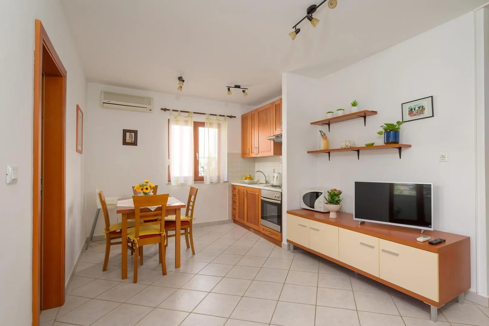 Charming Apartment Lana In Premantura